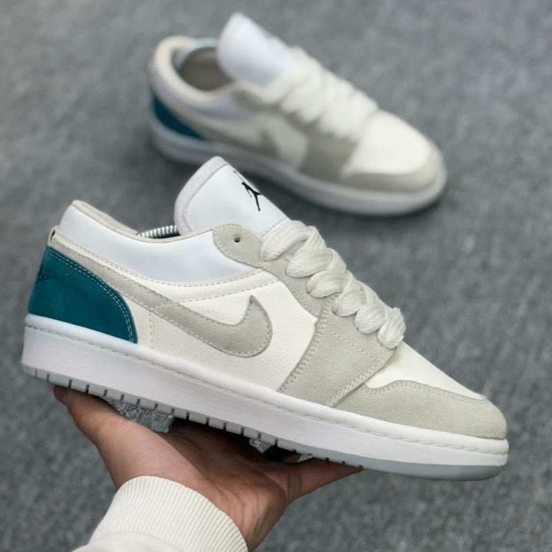 کتونی نایک ایر جردن رنگ سفید طوسی