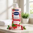 لوسیون بدن کرمی وازلین مدل Cranberry ضد خشکی، مناسب انواع پوست، حجم 320 میلی‌لیتر