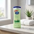 لوسیون نرم‌کننده بدن وازلین مدل Aloe Soothe حجم 400 میلی‌لیتر حاوی آلوئه ورا و ویتامین E با ماندگاری رطوبت تا 48 ساعت و مناسب پس از استحمام
