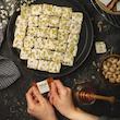سوهان عسلی زعفرانی و گز لقمه ای 28 درصد پسته شیرین - ۳۸۰ گرم