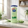 لوسیون بدن وازلین مدل Aloe Soothe حجم 400 میلی‌لیتر، آبرسان قوی، حاوی عصاره آلوئه ورا و ویتامین E، فاقد چربی، جذب سریع، مرطوب‌کننده پوست‌های نرمال تا خشک، با ماندگاری 48 ساعت و رایحه دلپذیر