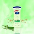 لوسیون بدن وازلین مدل Aloe Soothe حجم 400 میلی‌لیتر، آبرسان قوی، حاوی عصاره آلوئه ورا و ویتامین E، فاقد چربی، جذب سریع، مرطوب‌کننده پوست‌های نرمال تا خشک، با ماندگاری 48 ساعت و رایحه دلپذیر