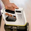 جارو شارژی عصایی کرشر مدل VC 4 CORDLESS با باتری 21.6 ولت، ظرفیت مخزن 650 میلی‌لیتر، قابلیت تنظیم سرعت، فیلتر قابل شست‌وشو، پاروی اصلی چندسطحی و دو سری نازل مخصوص شکاف و گردوغبار، دسته قابل تنظیم و پایه دیواری برای شارژ و نگهداری آسان