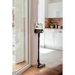 جارو شارژی عصایی کرشر مدل VC 4 CORDLESS با باتری 21.6 ولت، ظرفیت مخزن 650 میلی‌لیتر، قابلیت تنظیم سرعت، فیلتر قابل شست‌وشو، پاروی اصلی چندسطحی و دو سری نازل مخصوص شکاف و گردوغبار، دسته قابل تنظیم و پایه دیواری برای شارژ و نگهداری آسان