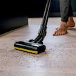 جارو شارژی عصایی کرشر مدل VC 4 CORDLESS با باتری 21.6 ولت، ظرفیت مخزن 650 میلی‌لیتر، قابلیت تنظیم سرعت، فیلتر قابل شست‌وشو، پاروی اصلی چندسطحی و دو سری نازل مخصوص شکاف و گردوغبار، دسته قابل تنظیم و پایه دیواری برای شارژ و نگهداری آسان