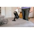جارو شارژی عصایی کرشر مدل VC 4 CORDLESS با باتری 21.6 ولت، ظرفیت مخزن 650 میلی‌لیتر، قابلیت تنظیم سرعت، فیلتر قابل شست‌وشو، پاروی اصلی چندسطحی و دو سری نازل مخصوص شکاف و گردوغبار، دسته قابل تنظیم و پایه دیواری برای شارژ و نگهداری آسان