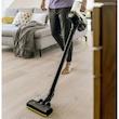جارو شارژی عصایی کرشر مدل VC 4 CORDLESS با باتری 21.6 ولت، ظرفیت مخزن 650 میلی‌لیتر، قابلیت تنظیم سرعت، فیلتر قابل شست‌وشو، پاروی اصلی چندسطحی و دو سری نازل مخصوص شکاف و گردوغبار، دسته قابل تنظیم و پایه دیواری برای شارژ و نگهداری آسان