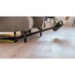 جارو شارژی عصایی کرشر مدل VC 4 CORDLESS با باتری 21.6 ولت، ظرفیت مخزن 650 میلی‌لیتر، قابلیت تنظیم سرعت، فیلتر قابل شست‌وشو، پاروی اصلی چندسطحی و دو سری نازل مخصوص شکاف و گردوغبار، دسته قابل تنظیم و پایه دیواری برای شارژ و نگهداری آسان