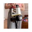 جارو شارژی عصایی کرشر مدل VC 4 CORDLESS با باتری 21.6 ولت، ظرفیت مخزن 650 میلی‌لیتر، قابلیت تنظیم سرعت، فیلتر قابل شست‌وشو، پاروی اصلی چندسطحی و دو سری نازل مخصوص شکاف و گردوغبار، دسته قابل تنظیم و پایه دیواری برای شارژ و نگهداری آسان