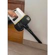 جارو شارژی عصایی کرشر مدل VC 4 CORDLESS با باتری 21.6 ولت، ظرفیت مخزن 650 میلی‌لیتر، قابلیت تنظیم سرعت، فیلتر قابل شست‌وشو، پاروی اصلی چندسطحی و دو سری نازل مخصوص شکاف و گردوغبار، دسته قابل تنظیم و پایه دیواری برای شارژ و نگهداری آسان