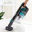 جارو شارژی عصایی شارک مدل IZ102 با ظرفیت مخزن 700 میلی‌لیتر، مکش قوی با فناوری Dirt Engage، برس خودتمیزشونده، فیلتر هپا ضد حساسیت و زمان کارکرد تا 40 دقیقه