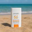لوسیون ضد آفتاب  استیکی بدون رنگ دکتر راشل spf50 مدل bright reveal  محافظ UVA،UVB مناسب برای انواع پوست حجم 20 میلی لیتر