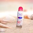 اسپری ضد آفتاب بی‌رنگ وکالی، SPF 50، مدل 001، مناسب انواع پوست چرب با حجم 235 میلی‌لیتر، محافظت‌کننده در برابر اشعه‌های UVA و UVB، ضد آب و مرطوب‌کننده، روشن‌کننده، ضد لک و پیری، دارای فرمولاسیون فاقد چربی، کلاژن، ویتامین‌های C و E، با ماندگاری 2 ساعته