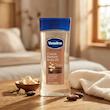 لوسیون بدن وازلین مدل Cocoa Body Oil حجم 200 میلی‌لیتر، حاوی ویتامین E و عصاره کره کاکائو، مناسب پوست خشک و حساس