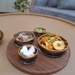 اردورخوری چهار عددی مدل W1420 با سینی چوبی قطر 28.5 سانتی‌متر، کاسه‌های کریستالی در اندازه‌های متنوع، طراحی دایره‌ای، ساخت ایران و شست‌وشو دستی