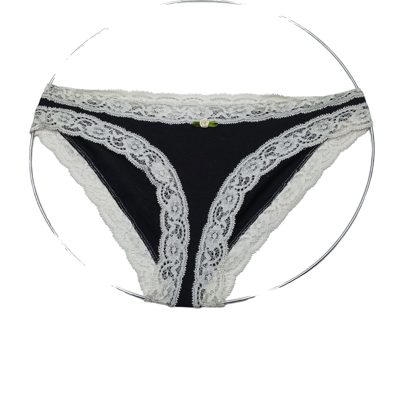 شورت زنانه مشکی حاشیه سفید گیپوردار مینودا