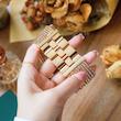ساعت مچی عقربه ای زنانه کاکاچی مدل دستبندی دور نگین