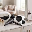 سشوار حرفه‌ای 2400 وات رمینگتون مدل AC9140B Proluxe، موتور AC، وزن 300 گرم، دارای سری متمرکز‌کننده با ویژگی صاف‌کنندگی، با قابلیت باد سرد، عملکرد توربو، فناوری تولید یون