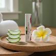 بالم لب فوراور مدل Aloe Lips مرطوب‌کننده و نرم‌کننده قوی با عصاره آلوئه‌ورا و روغن جوجوبا، مناسب پوست لب‌های خشک و ترک‌خورده، فاقد چسبندگی و سازگار با پوست، طراحی ماتیکی وگان از آمریکا