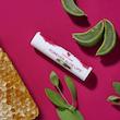 بالم لب فوراور مدل Aloe Lips مرطوب‌کننده و نرم‌کننده قوی با عصاره آلوئه‌ورا و روغن جوجوبا، مناسب پوست لب‌های خشک و ترک‌خورده، فاقد چسبندگی و سازگار با پوست، طراحی ماتیکی وگان از آمریکا