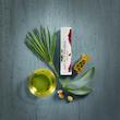 بالم لب فوراور مدل Aloe Lips مرطوب‌کننده و نرم‌کننده قوی با عصاره آلوئه‌ورا و روغن جوجوبا، مناسب پوست لب‌های خشک و ترک‌خورده، فاقد چسبندگی و سازگار با پوست، طراحی ماتیکی وگان از آمریکا