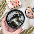 ماسک زیر چشم سرسان لاو مدل BLACK مرطوب‌کننده، نرم‌کننده، رفع تیرگی و پف زیر چشم، ضد چین و چروک، جلوگیری از پیری زودرس، حجم 90 میلی‌لیتر بسته 60 عددی