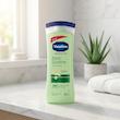 لوسیون بدن وازلین مدل Aloe Soothe حجم 400 میلی‌لیتر نرم‌کننده و آبرسان پوست خشک و معمولی با عصاره آلوئه ورا جذب سریع و حفظ لطافت و نرمی پوست بعد از استحمام