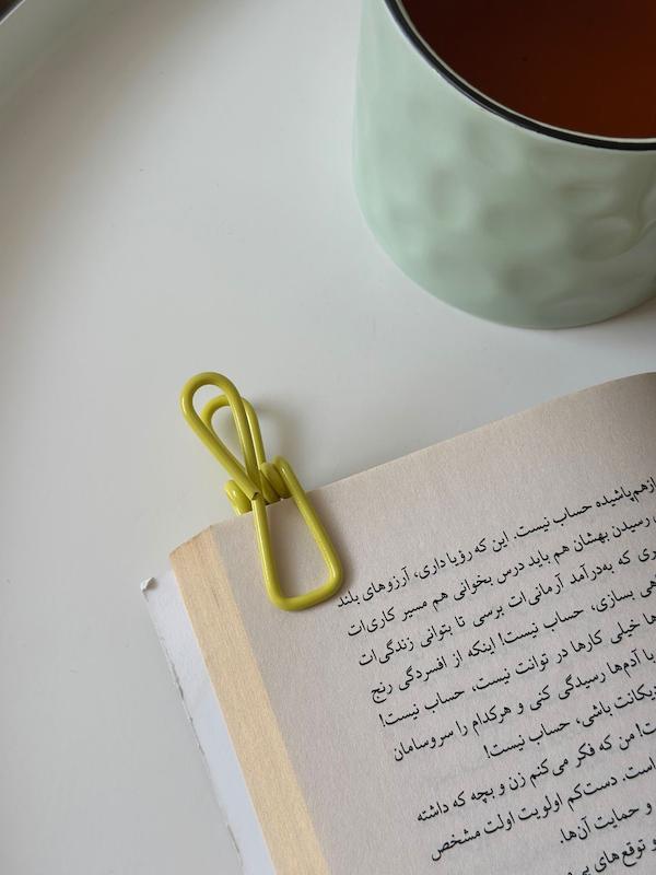 گیره فلزی مناسب برای کتاب و لباس رنگ زرد