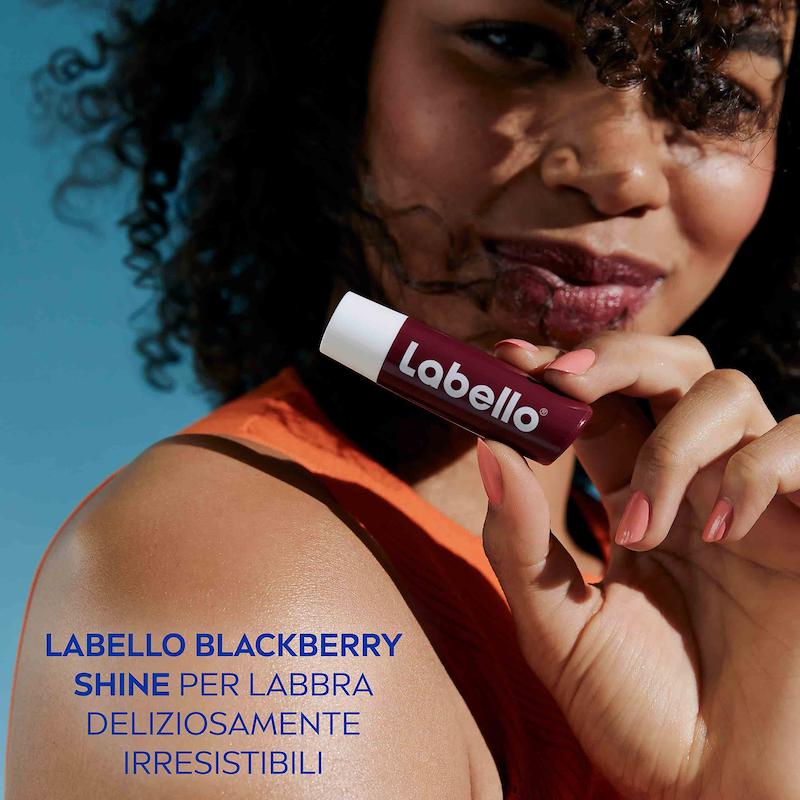بالم لب روزانه لبلو رطوبت رسانی 24 ساعته رایحه بلک بری کد 65659870 labello fruity shine blackberry 4.8 g with a blackberry aroma www.poonelstore.com