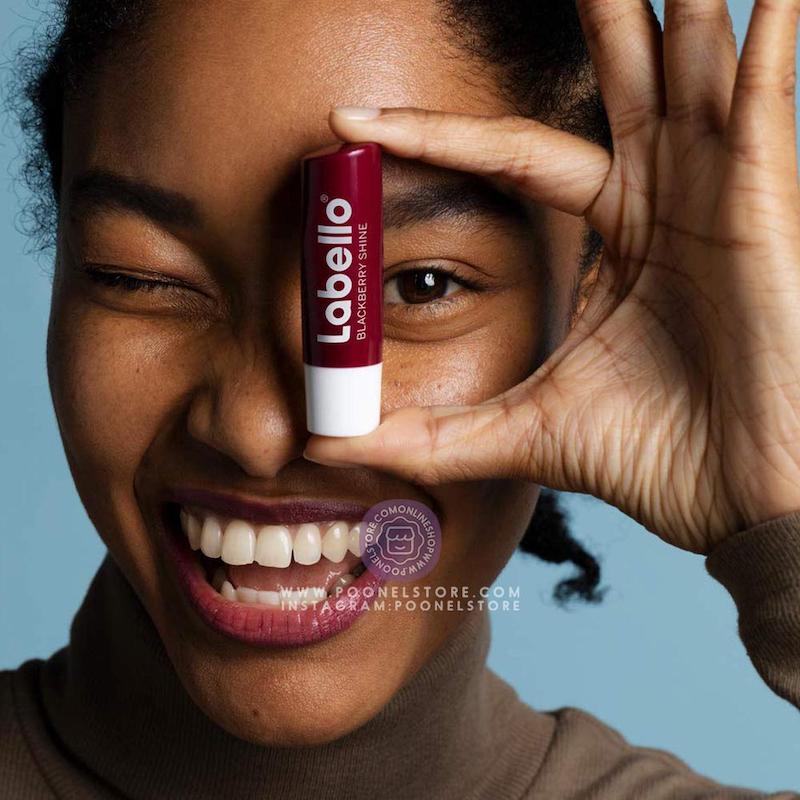 بالم لب روزانه لبلو رطوبت رسانی 24 ساعته رایحه بلک بری کد 65659870 labello fruity shine blackberry 4.8 g with a blackberry aroma www.poonelstore.com
