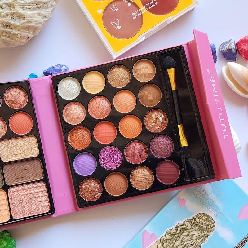 پالت همه کاره آرایشی سایه چشم، رژ لب، سایه ابرو توتوتایم tutu time highlighter eye brow blusher eye shadow & lipstick all in one makeup palette www.poonelstore.com