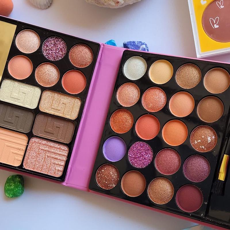پالت همه کاره آرایشی سایه چشم، رژ لب، سایه ابرو توتوتایم tutu time highlighter eye brow blusher eye shadow & lipstick all in one makeup palette www.poonelstore.com