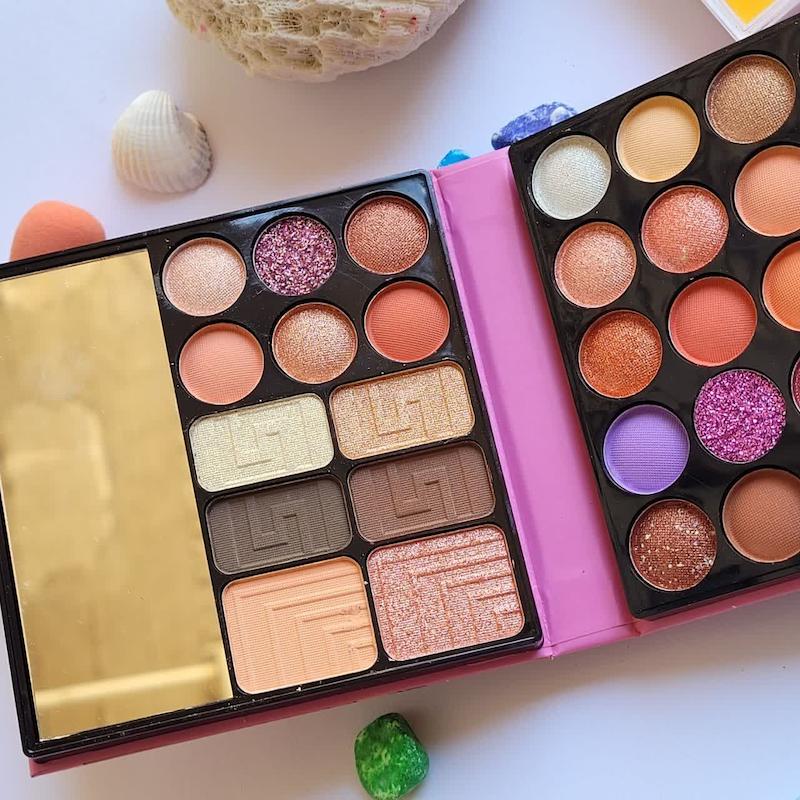 پالت همه کاره آرایشی سایه چشم، رژ لب، سایه ابرو توتوتایم tutu time highlighter eye brow blusher eye shadow & lipstick all in one makeup palette www.poonelstore.com