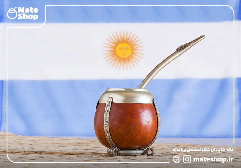 یک لیوان یرباماته در گورد کالاباش در کنار پرچم آرژانتین