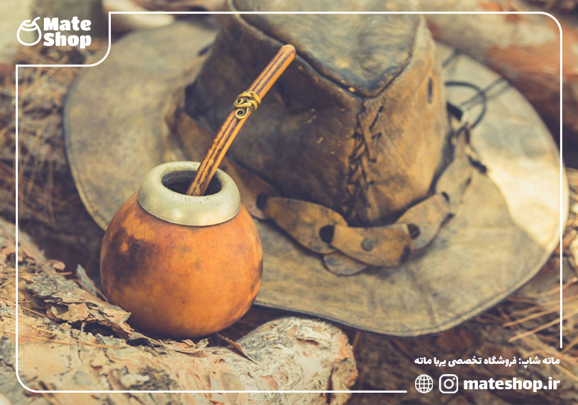 گورد کالاباش در کنار کلاه سوارکاری قدیمی
