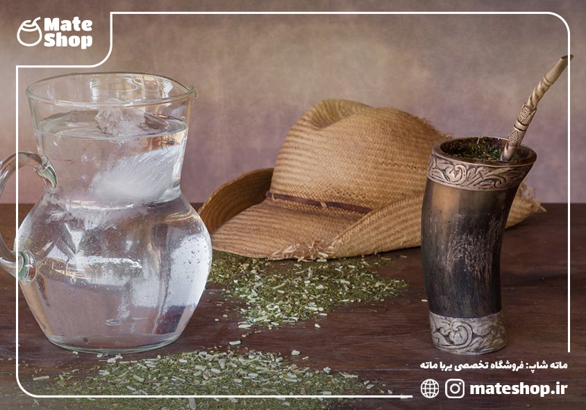 لیوان ماته در کنار پارچ آب