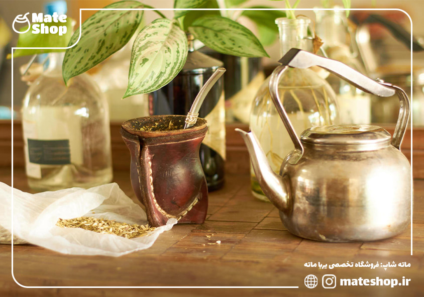 گورد پر از ماته در کنار کتری سنتی روی میز