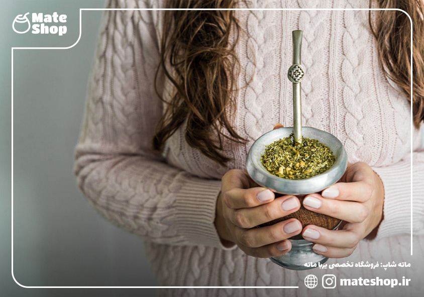 دختر که دستش یک گورد یرباماته است