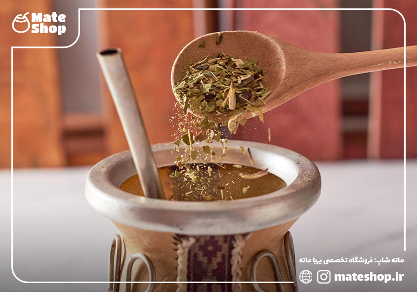 یک قاشق درحال ریختن چای ماته داخل گورد سنتی