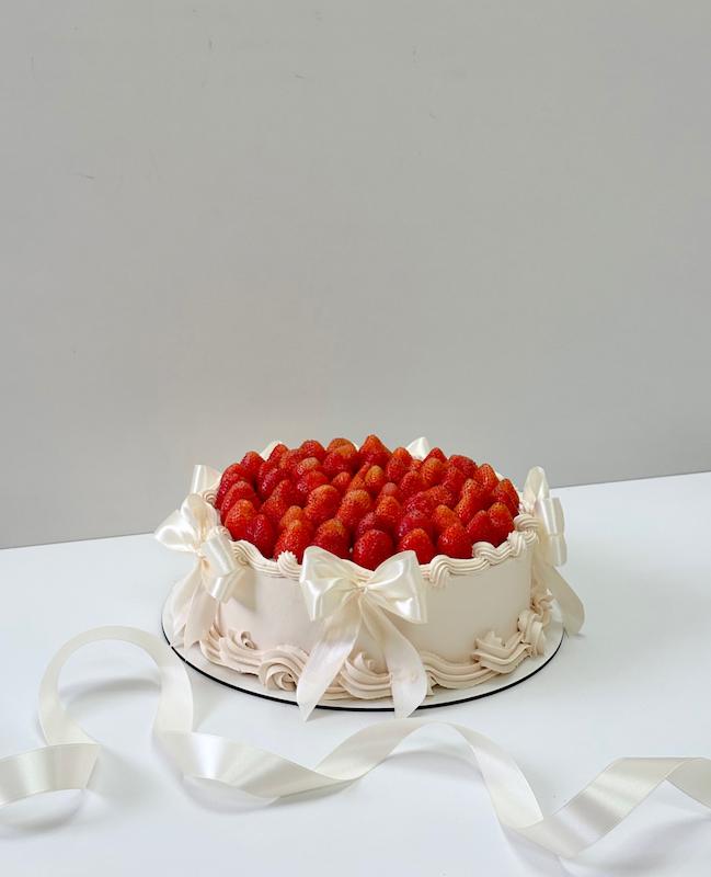 کیک گرد با دیزاین توت فرنگی