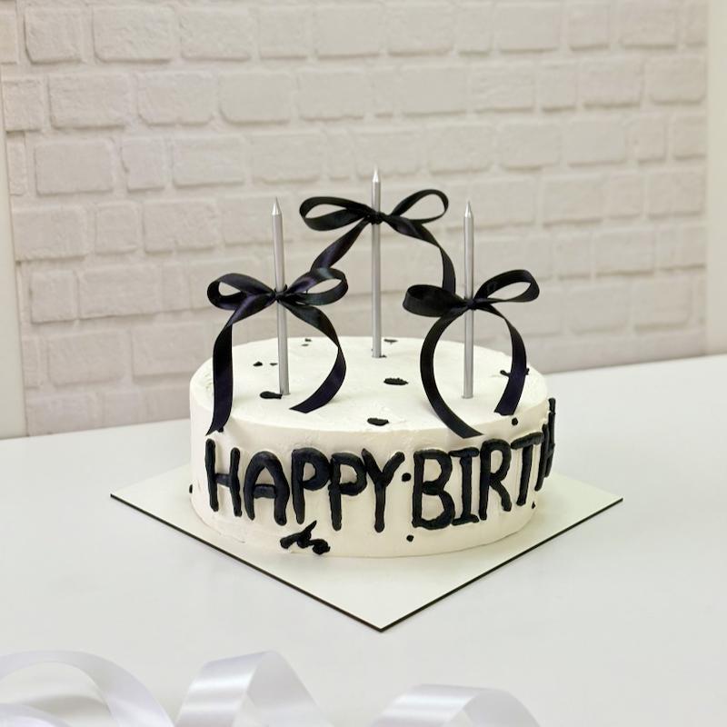 کیک مینیمال سفیدمشکی هپی