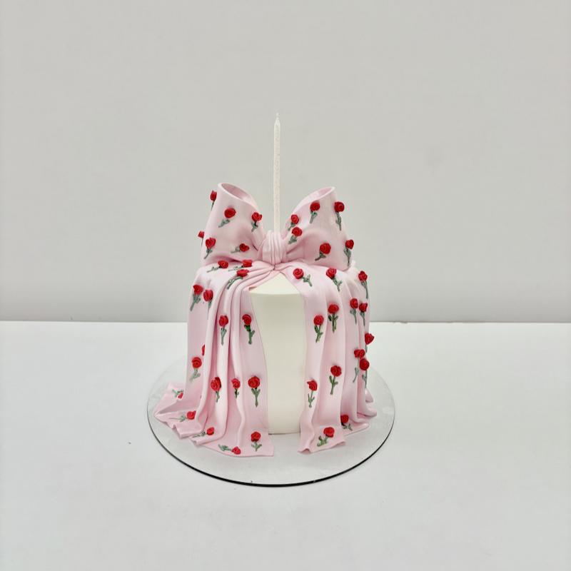 کیک پاپیون گلدار