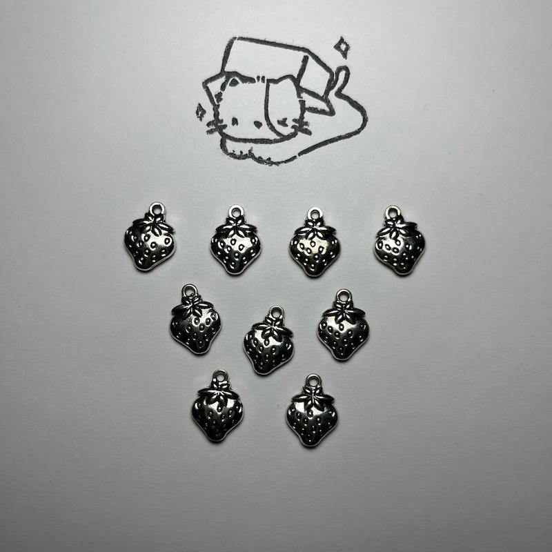 آویز توت فرنگی 