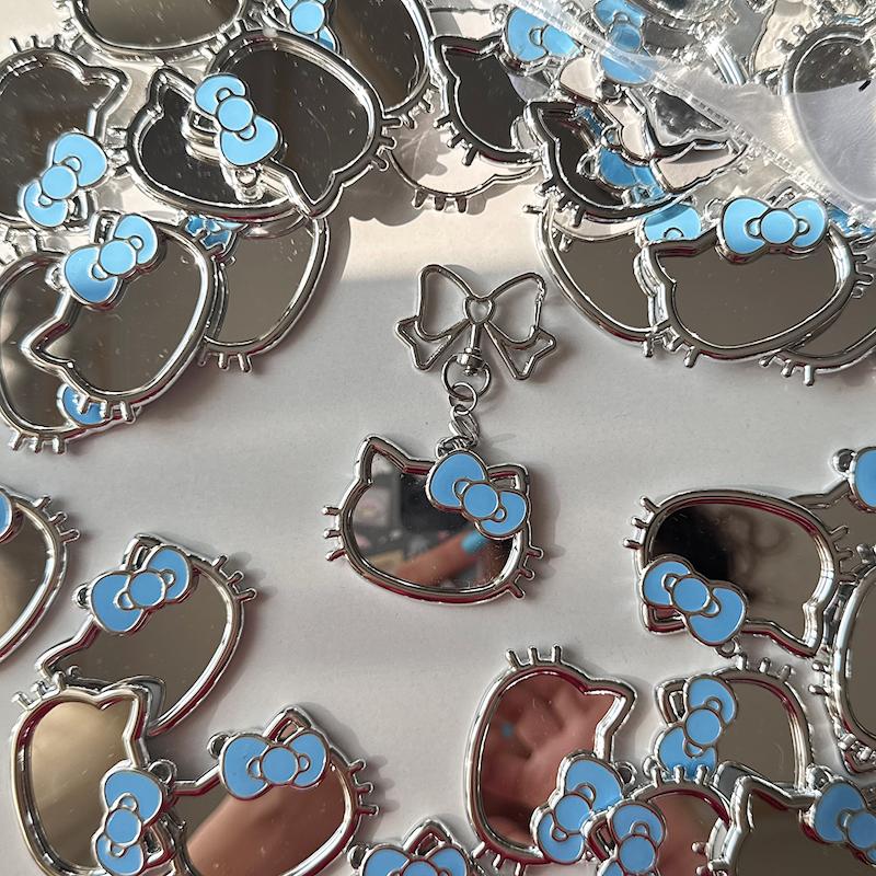 آیینه هلوکیتی چسب دار✨🪞