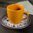 تصویر از نزدیک کاپ قهوه اسپرسو طرحدار نارنجی