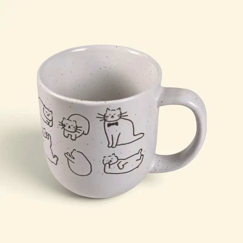 تصویر از بالا ماگ سرامیکی طرح گربه 