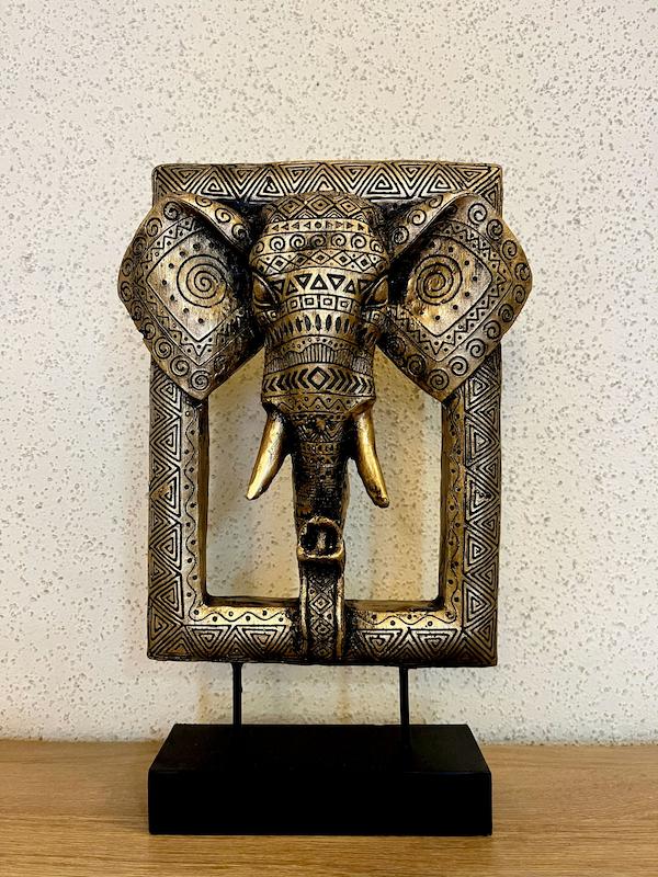 مجسمه فیل در قاب