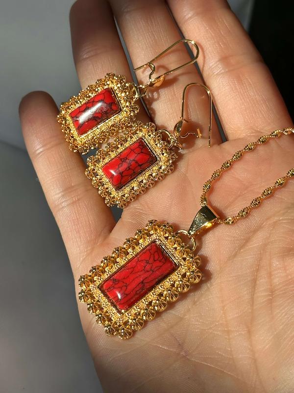 نیمست نگین قرمز