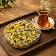 حبه پسته زعفران کنار چای