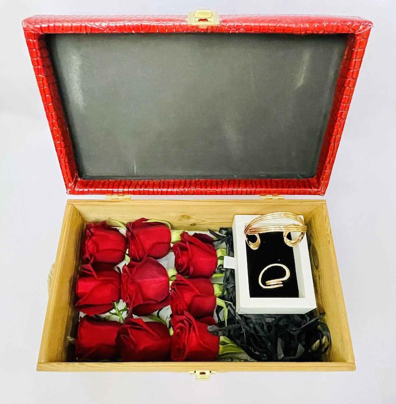 باکس چوبی و گل رز هلندی و دستبند و انگشتر استیل وارداتی